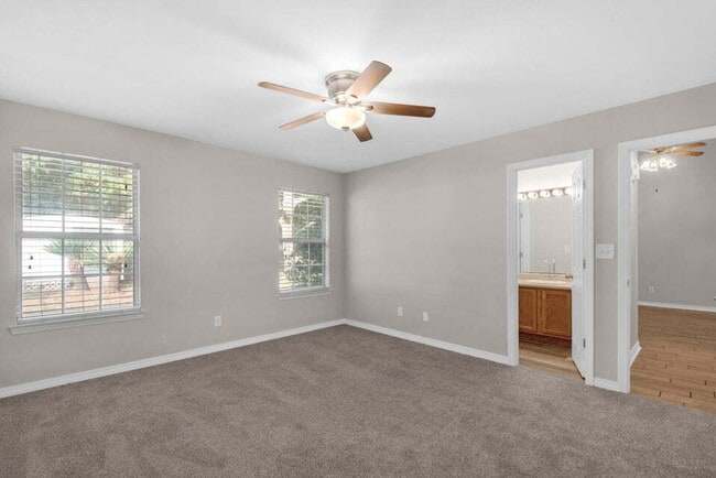 Building Photo - "Charming 3-Bed Retreat with 2 Full Baths in Fort Walton Beach!"