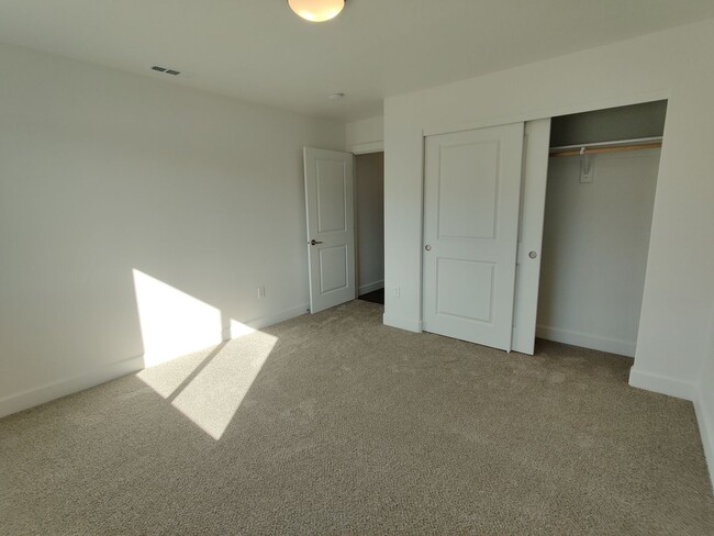 Building Photo - Stunning Newer Build in Benton City