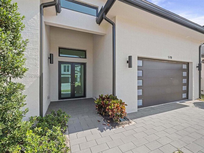 Building Photo - 5718 Ashwood Cir