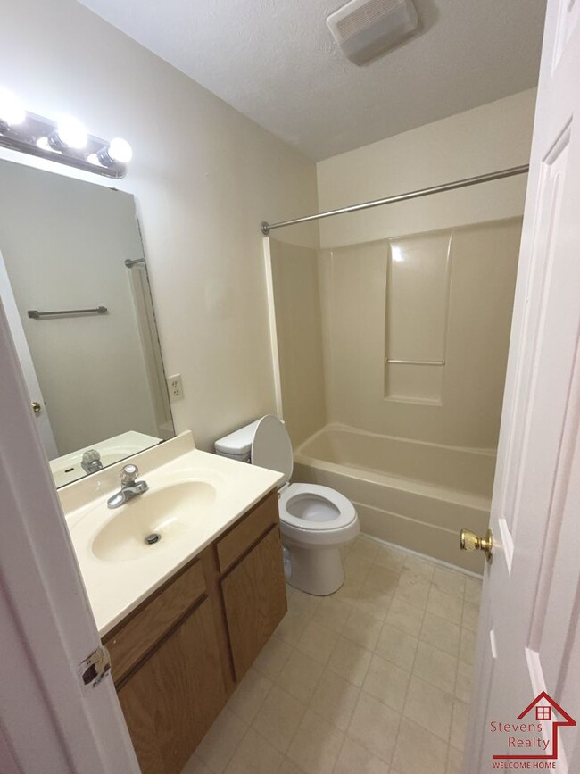Building Photo - 304 Oriole Dr