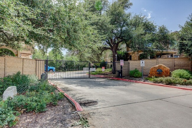 Building Photo - 16100 S Great Oaks Dr