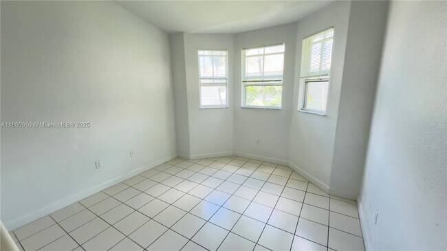 Building Photo - 2758 SE 17th Ave