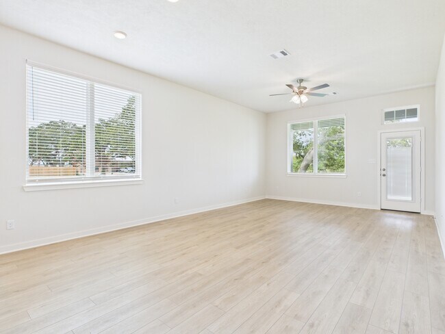 Building Photo - 1906 Viva Rd