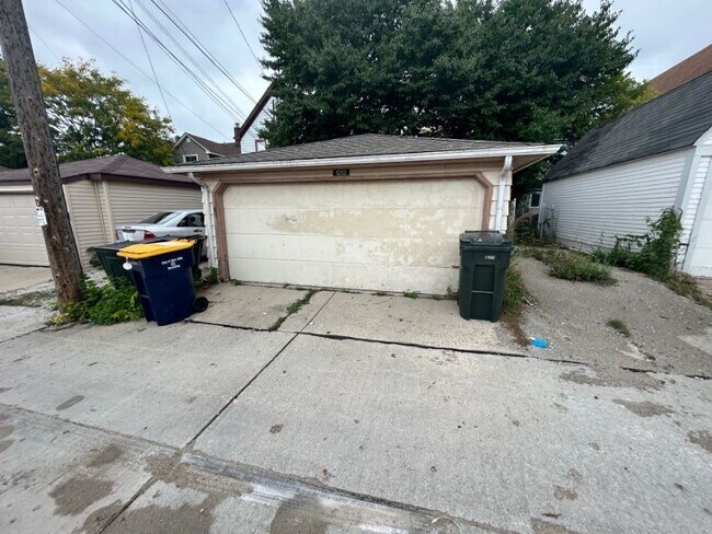 Building Photo - 1213 S 72nd St