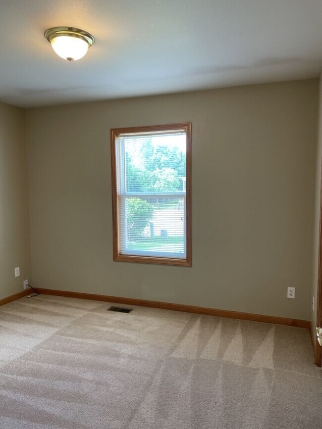 Building Photo - 4 Bed 2.5 Bath Home in Windsor