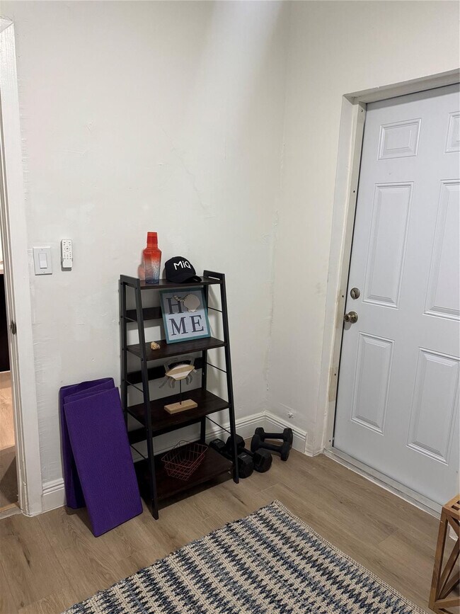 Building Photo - 1011 Sharar Ave