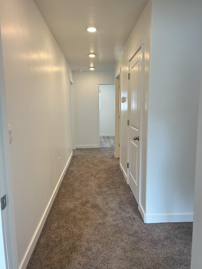 Building Photo - 613 N Pear Dr