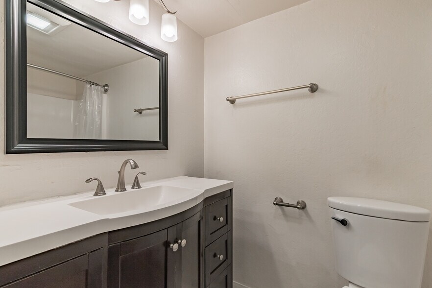 Master Bathroom - 851 Cypress Ave