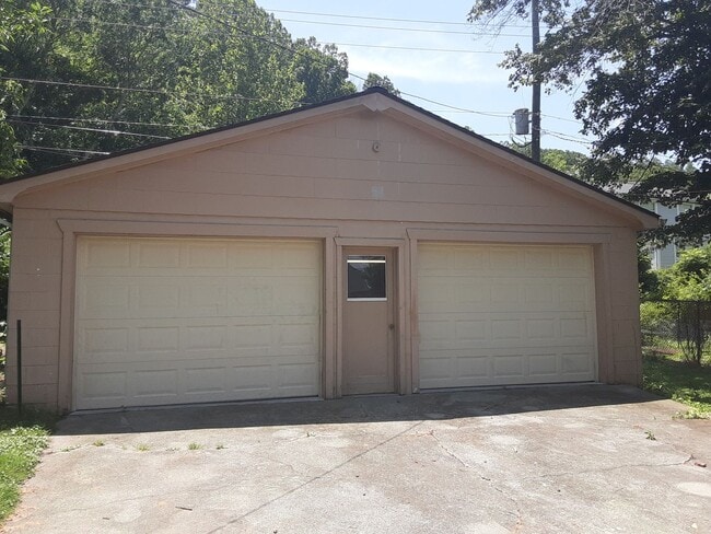 Building Photo - Radford, 2 BR / 1 BA, Available