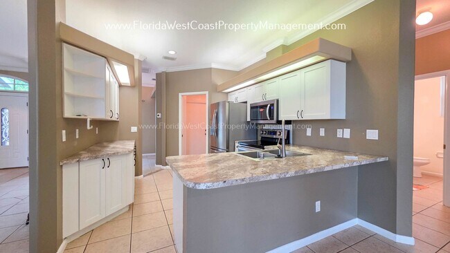 Building Photo - CUTE AND SPACIOUS 3 BEDROOM/ 2 BATH POOL HOME! NORTH PALMETTO! PET FRIENDLY!
