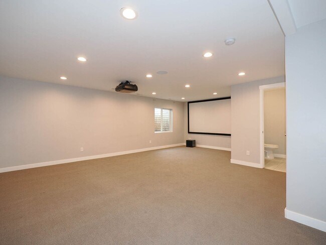 Building Photo - 3 Bedroom, 2.5 Bathroom Riverton Town Home