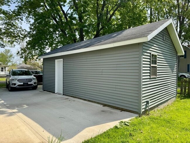 Building Photo - Remodeled 2 bedroom home-Three Oaks
