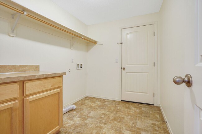 Building Photo - Beautiful 3 bed, 2 bath home in a quiet We...