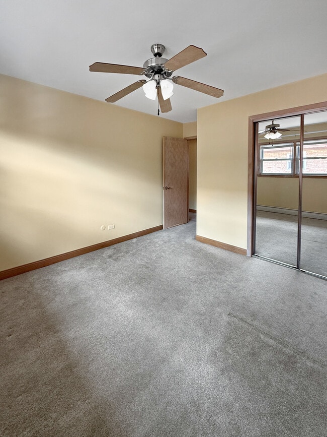 Building Photo - 8514 W Catalpa Ave