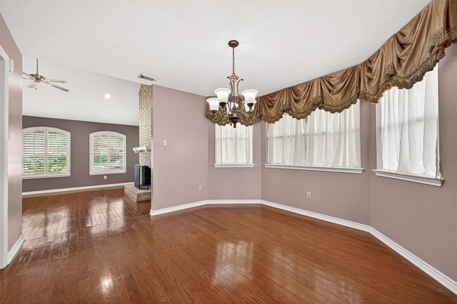 Building Photo - 4003 W Valley Dr