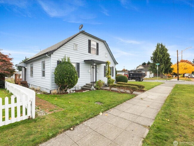 Building Photo - 2431 Pine St