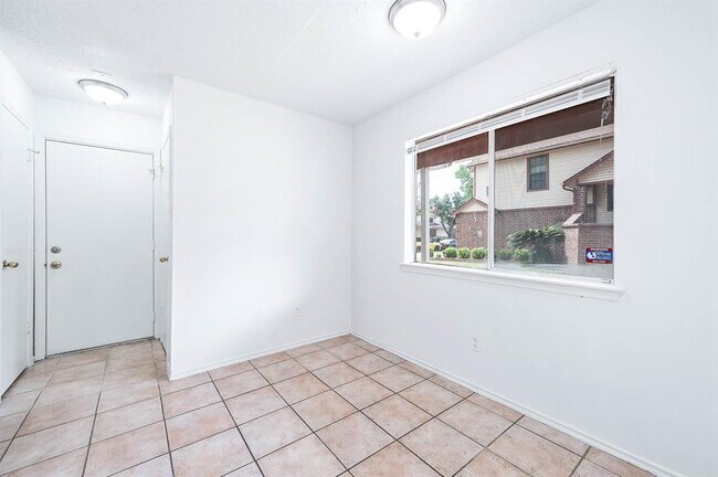 Building Photo - 9303 Kingsflower Cir