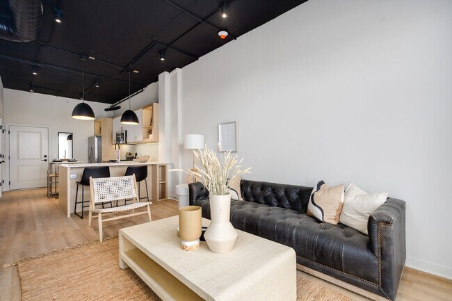 Building Photo - 2725 N Thatcher Ave