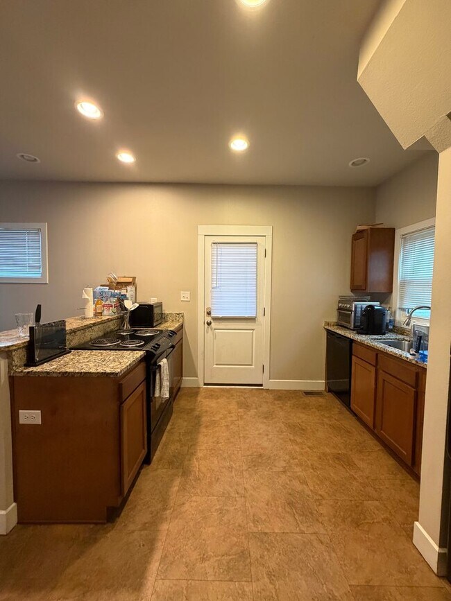 Building Photo - 608 E 2nd St