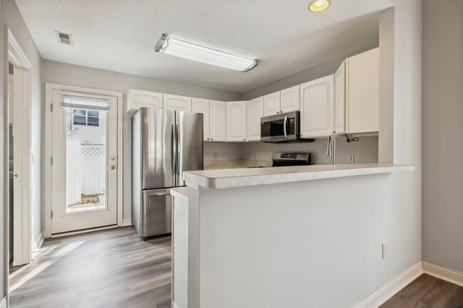 Building Photo - 6246 Albany Crest Ave