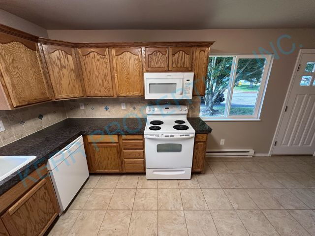 Building Photo - Charming 2-Bedroom Condo Oasis in Gresham ...