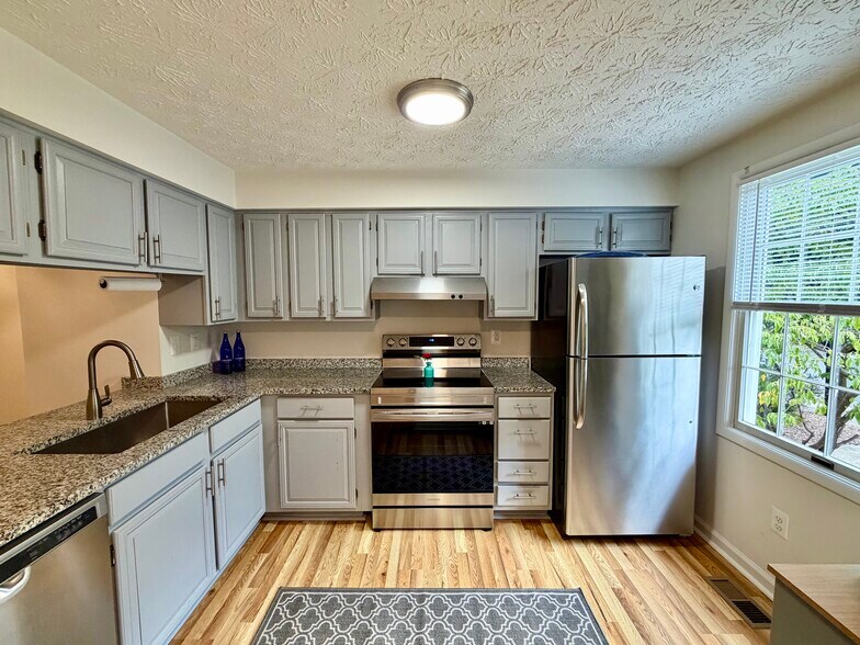 Building Photo - 2853 Middleboro Dr