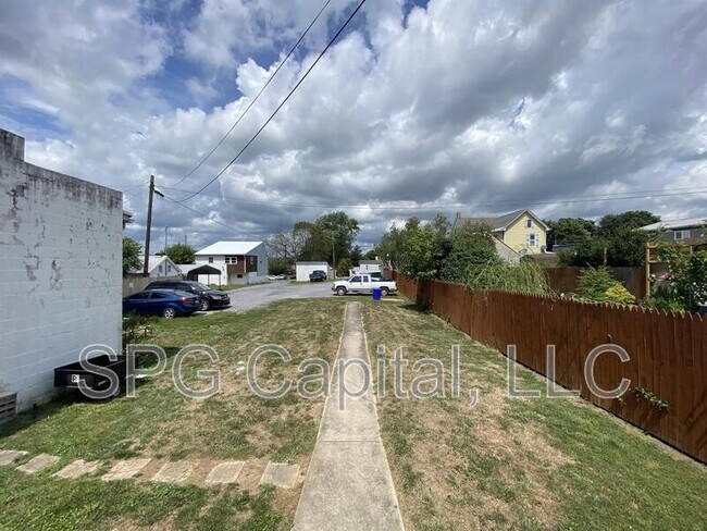 Building Photo - 239 E King St