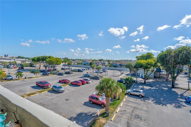 Building Photo - 10000 NW 80th Ct