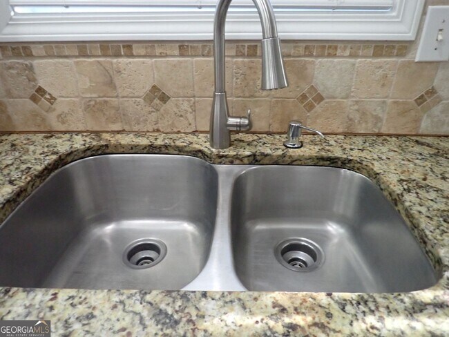 Building Photo - 827 Sinclair Way