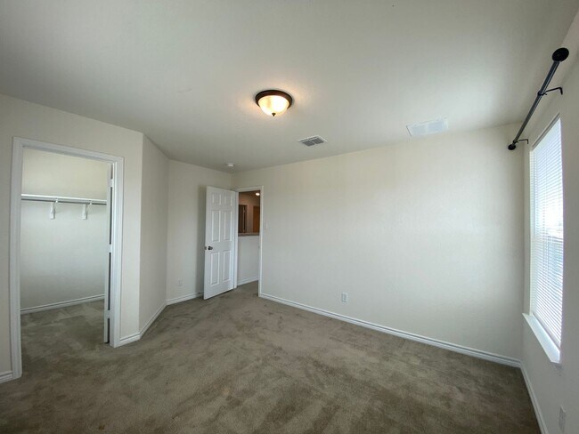 Building Photo - EDGEBROOK