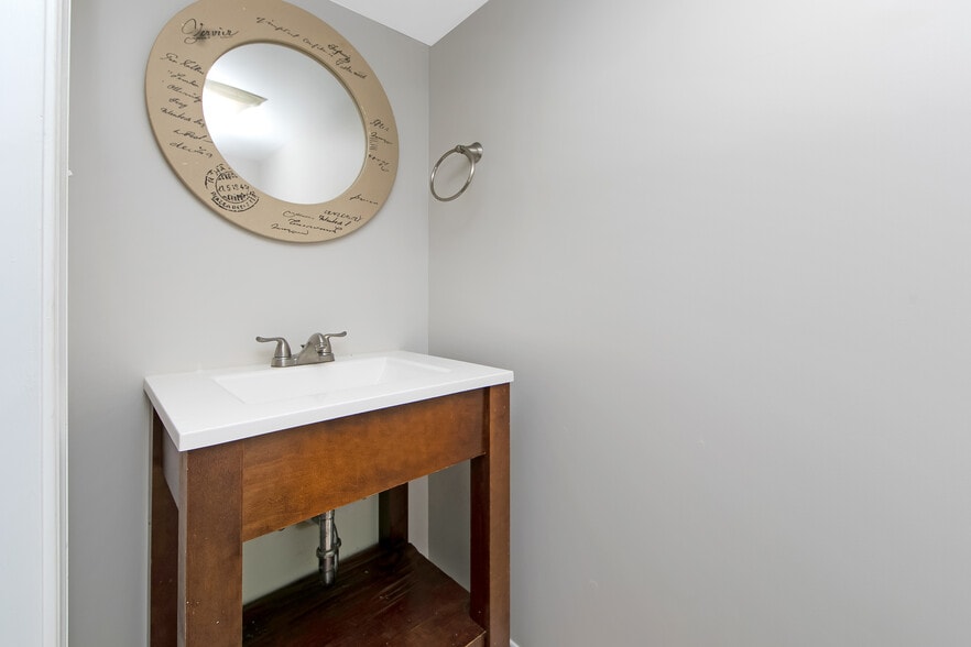 Building Photo - 204 Greenbriar Ln