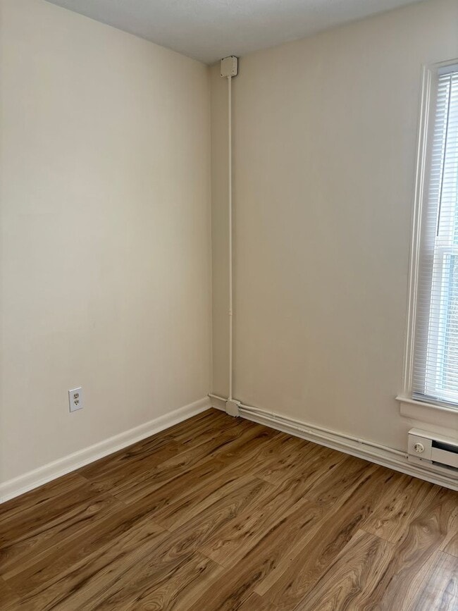 Building Photo - 814 W Beverley St