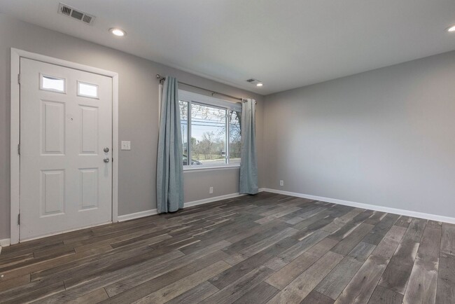 Building Photo - 8508 Westport Road (Briarwood/ East Louisv...