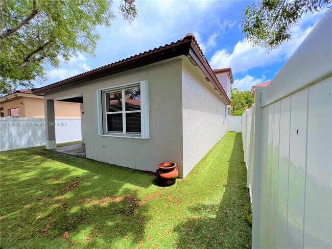 Building Photo - 3970 NE 11th Dr