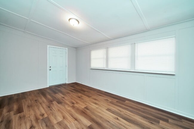 Building Photo - Newly Renovated 4BR Home- Move in Ready!