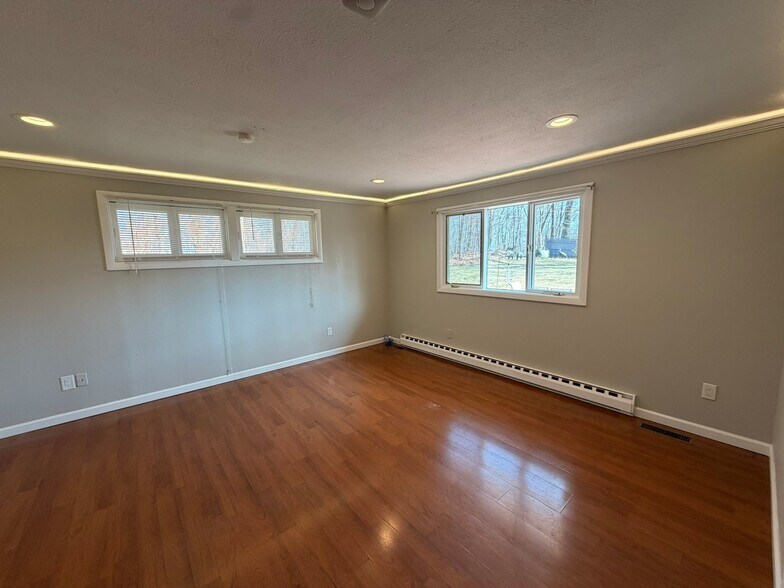 Building Photo - 828 Ridge Rd