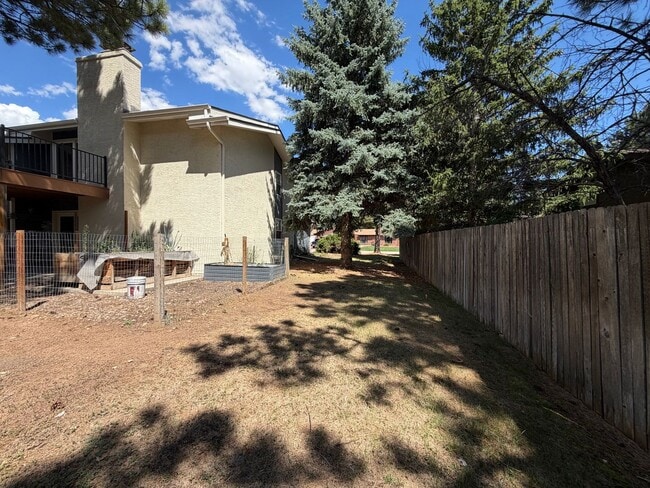 Building Photo - 1140 Cenotaph Cir