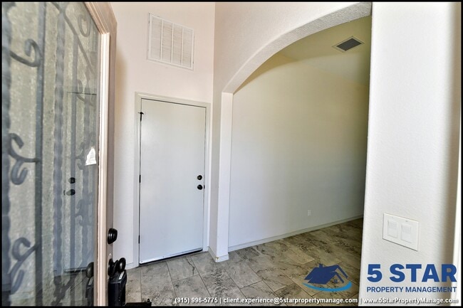 Building Photo - 14945 Tierra Escape Ave