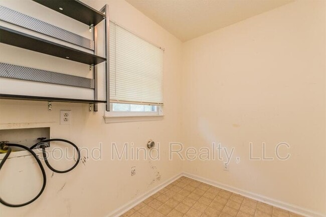 Building Photo - 663 Raymond Dr