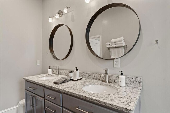 Building Photo - 1412 Allene Ave SW