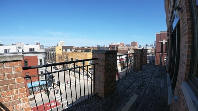 Building Photo - 1701 W Chicago Ave