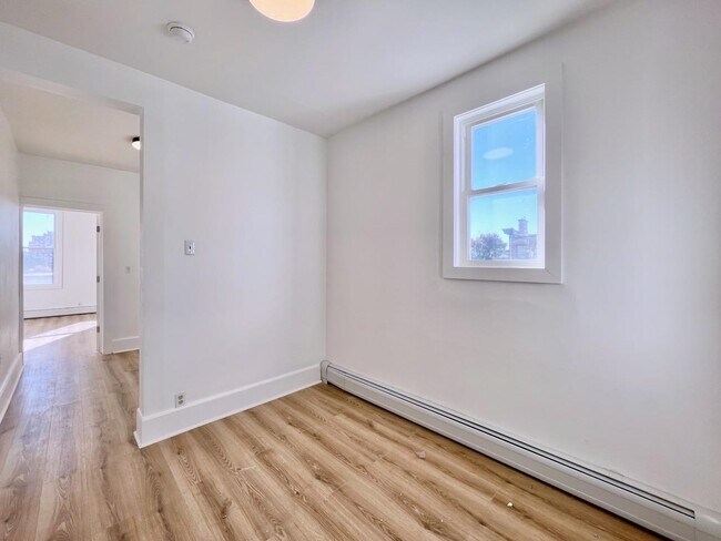 Building Photo - 212 15th St