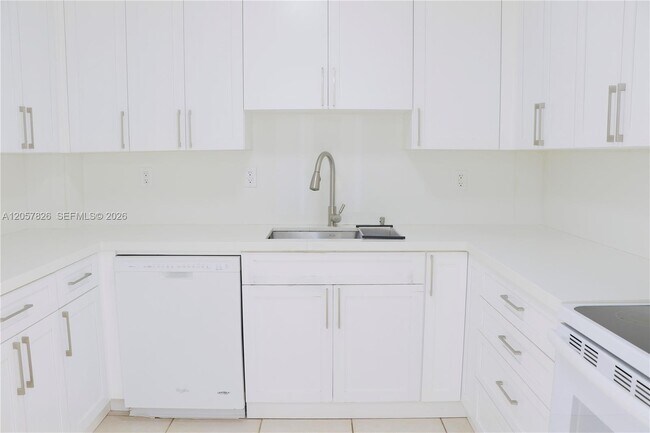 Building Photo - 6900 Bay Dr