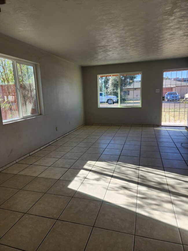 Building Photo - 2732 W Luke Ave