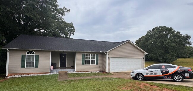 Building Photo - ???? Spacious 3-Bedroom Home on a Large Lot in Spartanburg School District 6 – Minutes from Shopp...