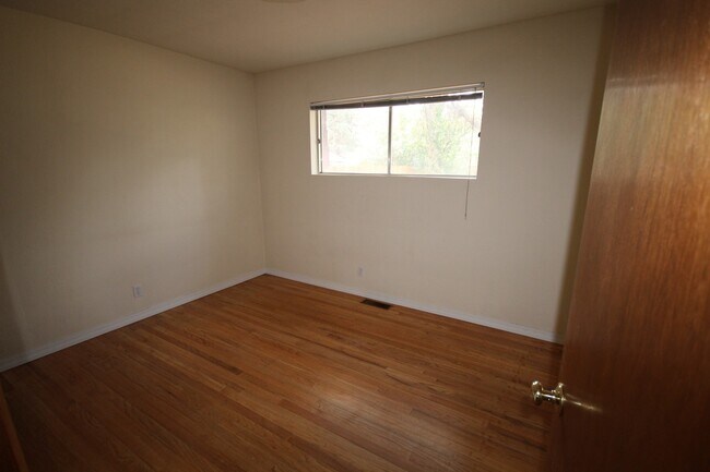Building Photo - AVAILABLE SHORT TERM! Midtown 3 Bedroom Ho...