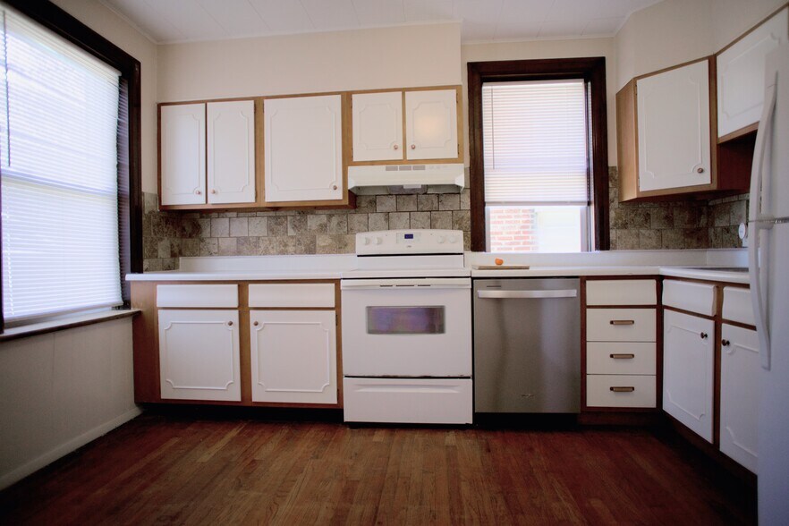 Building Photo - 3927 Dunnica Ave