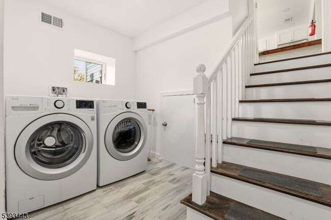 Building Photo - 214 S Valley Rd