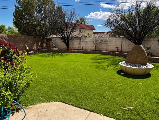 Building Photo - Gate community charming two bedroom two ba...