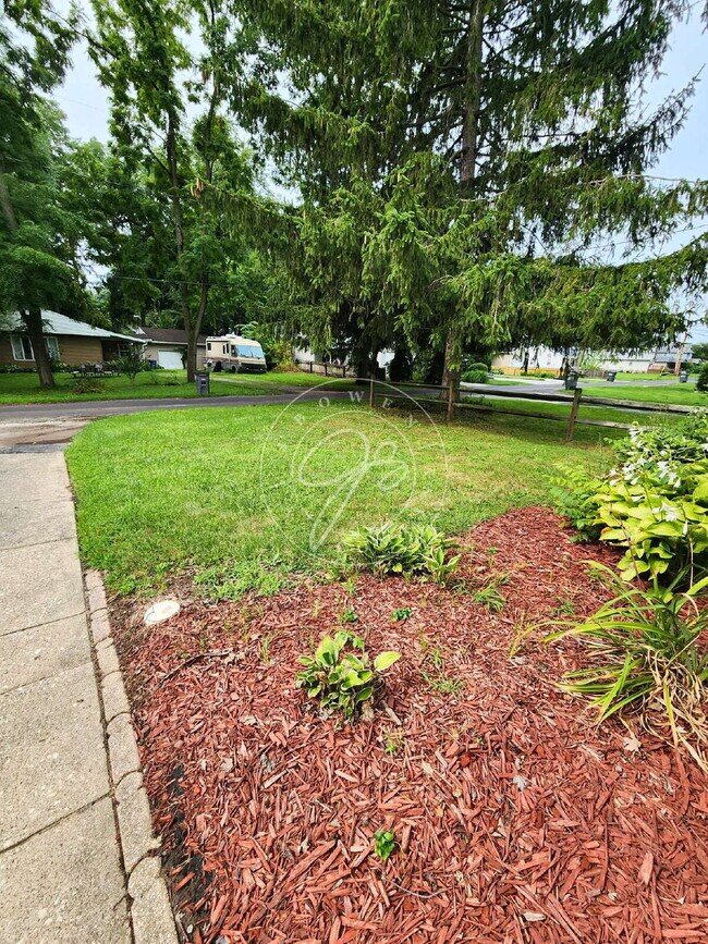 Building Photo - Charming 3-Bedroom Home with Spacious Rooms, Garage & Appliances Included!